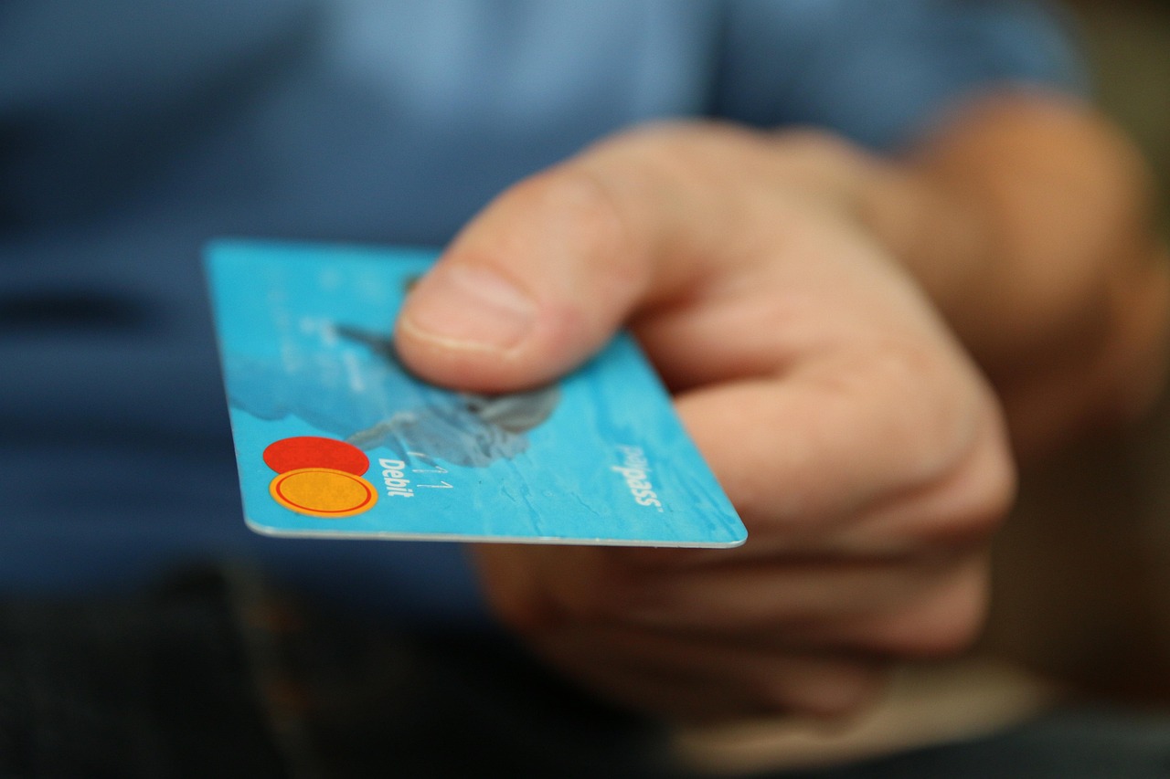 クレジットカードの年会費を抑えるためのお得な特典とは？